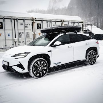 BYD Sealion 7 med Packline NX Summit XLT takboks og Thule takstativ