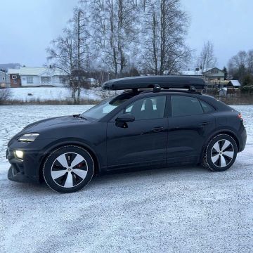 Thule EVO Wingbar Edge sort + Skiguard 830T - Porsche Macan Electric