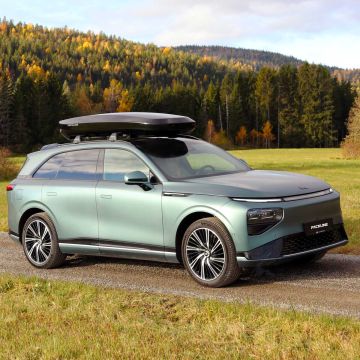 Xpeng G9 med sort Yakima Flushbar takstativ