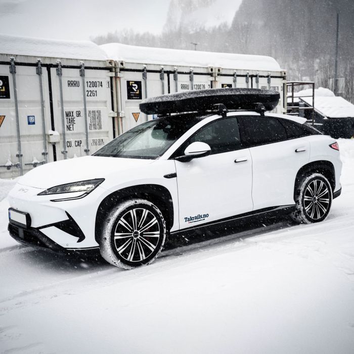 BYD Sealion 7 med Packline NX Summit XLT takboks og Thule takstativ