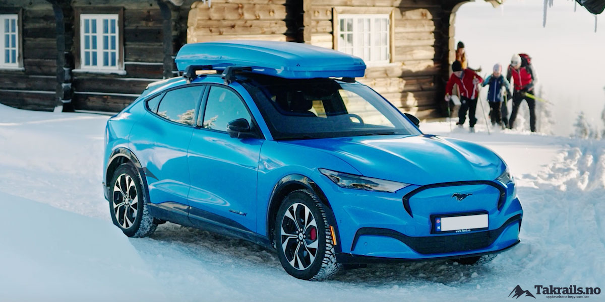 Skiguard 830 T takboks med Thule Wingbar Evo Edge takstativ i sort