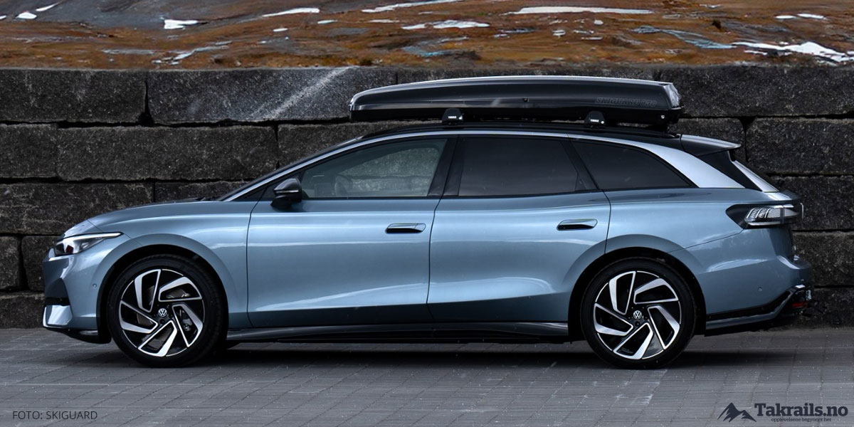 Volkswagen ID.7 stv avbildet med Thule Evo Wingbar Edge takstativ og Skiguard 830T takboks