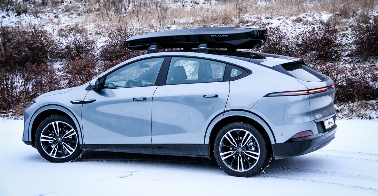 Xpeng G6 vist med det aktuelle takstativet fra Yakima og Packline NX Summit XLT. Anbefalt takstativ.